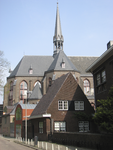 905039 Gezicht op de achtergevel van de tot appartementen verbouwde St.-Martinuskerk (Oudegracht 401-403) te Utrecht, ...